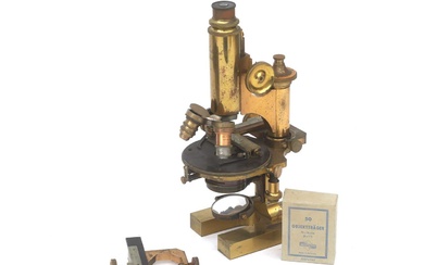 Een microscoop in kist, uitvoering: Eduard Hartnack, Duitsland, Potsdam, laatste kwart 19e eeuw