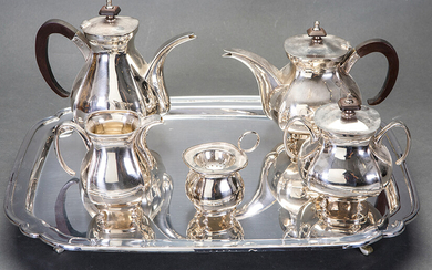 English style coffee and tea set in punched Spanish silver composed of: coffee pot, teapot, sugar bowl, jug and strainer on a rectangular tray raised by four legs. Total weight: 3 Kg. Tray dimensions: 34,5x44 cm. Higher height: 19 cm. Exit