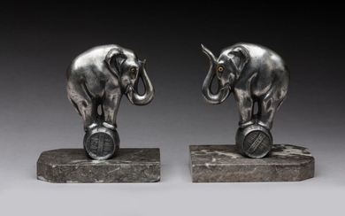 Franjou Paire de serre-livres en métal argenté à décor d'éléphants sur des tonneaux sur socle...
