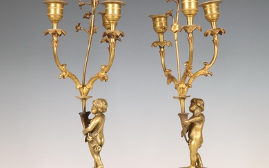 Frankrijk, paar verguld bronzen drielichts candelabres, 19e eeuw;