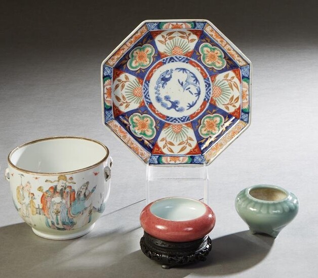 Group of Four Pieces of Oriental Porcelain, 19th/20th