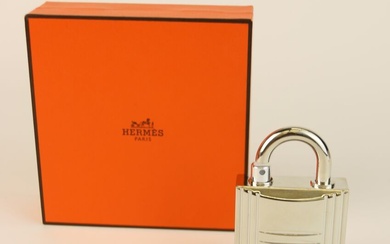 Hermès - "Parfum des Merveilles" - (2004) Coffret façon joaillier en carton gainé de papier...