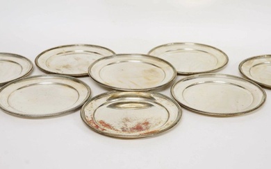 Huit soucoupes en argent au profil perlé, fabrication italienne, 20e siècle, diamètre 19 cm, poids...