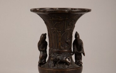 Japon, période Meiji Vase Gu à col floriforme en bronze de patine brune à décor...