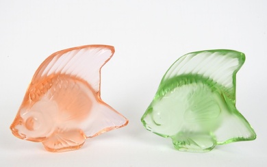 LALIQUE France : Deux poissons en cristal pressé-moulé en partie dépoli à teinte orange pour...