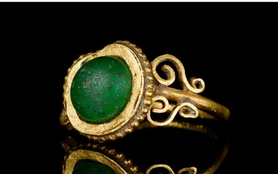LATE ROMAN GOLD AND GLASS RING - EX CHRISTIE