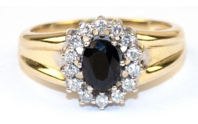 "Lady Di"-Ring, 585er WG, mit oval facettiertem Saphir, von 14 Brillanten in Krappenfassung eingera