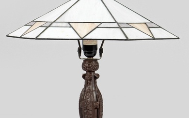 Lampe de table Art Nouveau à un pied ; métal laqué brun foncé et verre...