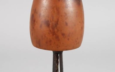 Lampe de table Daum Nancy vers 1920, pied ajouré en fer forgé noirci avec décor...