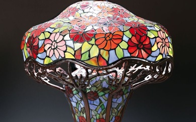 Lampe de table style Tiffany, pied lourd en bronze avec des morceaux de verre multicolores...