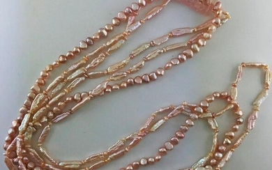 Long necklace of three rows of pink freshwater cultured pearls decorated with a pink quartz cylinder, Gross weight: 174g
