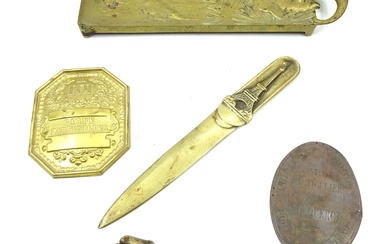 Lot d'objets en bronze et laiton, dont : vide-poche aux éléphants, ouvre-lettres à la Tour...