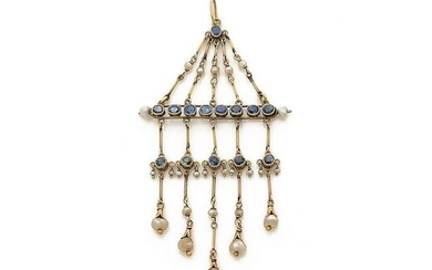 Lovely pendant of pyramidal shape with moving tassels in yellow gold, round sapphires in a festooned