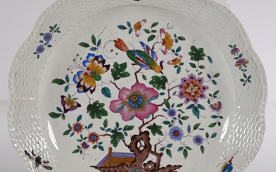 MEISSEN. GRAND PLAT en porcelaine de forme chantournée à joli décor polychrome dit «Kakiémon». Bel...