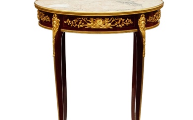 Magnifique table de boudoir en acajou et bronze dore sous un plateau ovale en marbre...