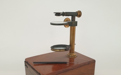 Microscope de botaniste, caisse en acajou plaqué sur bâti chêne à un tiroir, microscope en...