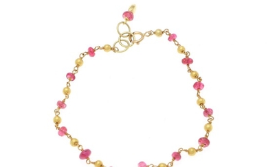 Natascha Trolle: A spinel bracelet set with numerous polished pink tourmaline beads and beads of 22k gold, mounted in 18k gold. L. 16.5–17.5 cm.