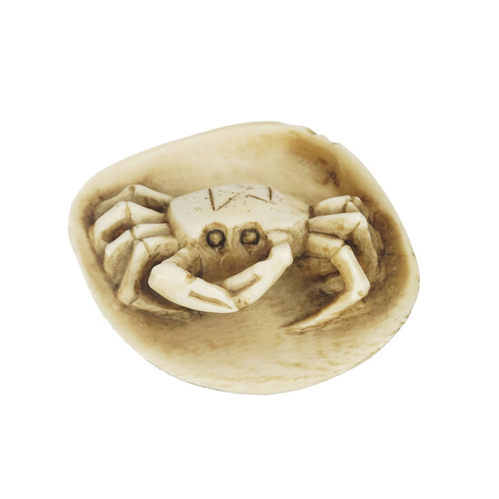 Netsuke en ivoire représentant un crabe juché sur un coquillage, Japon, époque Meiji, l. 5,5 cm