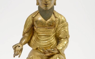 "Old wise man sitting" in gilded and chased bronze with traces of polychromy. Sino-Tibetan work. Period: 17th century. See on the back an inventory number. (One missing). H.: +/-13,5cm.