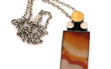 SOLD. Ole W. Jacobsen: An agate necklace set with a polished agate, mounted in sterling silver and 18k gold. L. app. 41.5 cm. 1960s. – Bruun Rasmussen Auctioneers of Fine Art