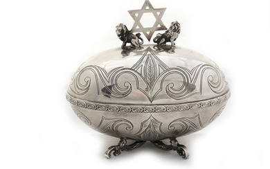 Oval silver box, with lions Judah and Magen David,...
