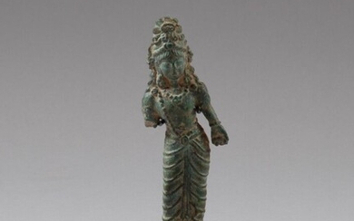 PAKISTAN. Importante statue de bodhisattva debout portant diadème et dhoti. Bronze, patine verte légèrement croûteuse....