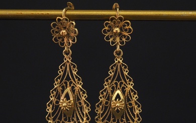 Paire de perces oreilles en or jaune 750, à décor ajouré et filigrané et d'une...