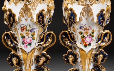 Paire de vases en porcelaine Vieux Paris XIXème siècleDécorés de motifs floraux peints à la...