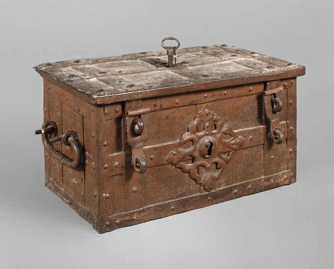 Petit coffre en fer17e/18e siècle, boîtier décoré de bandes de fer forgé rivetées, grandes poignées...