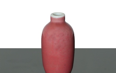 Piccolo vaso portatabacco dinastia Qing in porcellana smaltato rosso