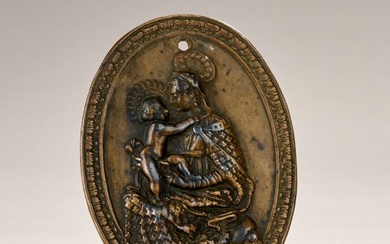 Plaque de baiser de Paix en bronze. Figure La Vierge à l'Enfant. Le manteau de...