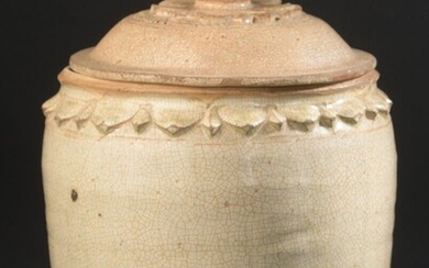 Pot couvert en grès émaillé crème Vietnam, Tanhoa, XIIe-XIIIe siècle L'épaulement et le couvercle ornés...