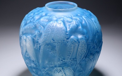 RENÉ LALIQUE (FRANÇAIS, 1860-1945), VASE "PERRUCHES", VERS 1919 verre opalescent teinté bleu, moulé sous pression,...
