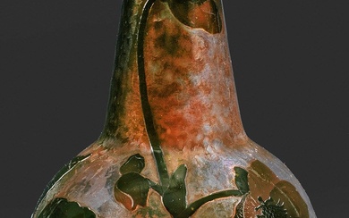 Rare grand vase Art Nouveau à décor de roses de Noël de Daum Frères. Pied...