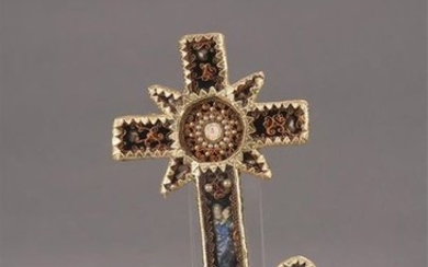 Reliquaire à paperollles dorées en forme de crucifix...