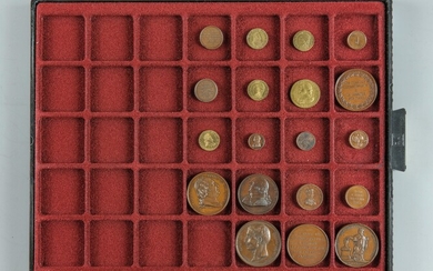 Restauration, Louis XVIII. Lot de 19 médaillettes en bronze et laiton