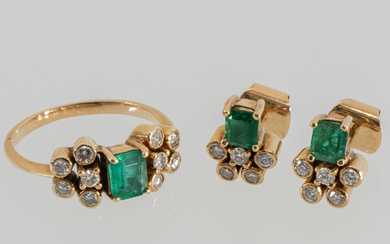 Ring and earrings set in 18kt yellow gold with emerald...