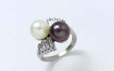 Ring "toi et moi" in 750 white gold and 850 thousandths platinum, adorned with 2 white and grey cultured pearls of about 8.9 and 9.3 mm with a drop of baguette-cut diamonds. French work.