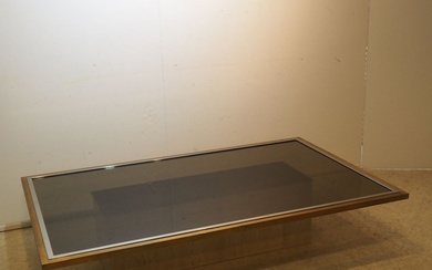 Roger Vanhevel (XX) : Table basse vers 1970, plateau rectangulaire en verre fumé plaqué d'une...