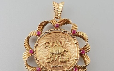 Round pendant in yellow gold 750 thousandths gadrooned with red stones and centered with a scorpion motif on one side and a feminine profile on the other, French work circa 1960.