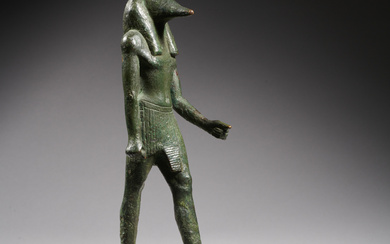 STATUETTE VOTIVE DU DIEU ANUBIS EN BRONZE Art égyptien, Basse Époque ou époque ptolémaïque, 664-30 av. J.-C.