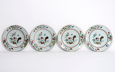 Series of four Chinese 18th century porcelain bowls with Famille Rose decor with flowers - diameter : 26,5 cm ||series or four 18th Cent. Chinese dishes in porcelain with Famille Rose decor with flowers