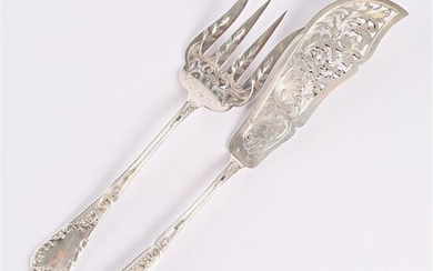 Silver fish serving platter, the handle decorated with fillets and leafy staples, the fork and the openwork blade decorated with leafy scrolls, ciphered