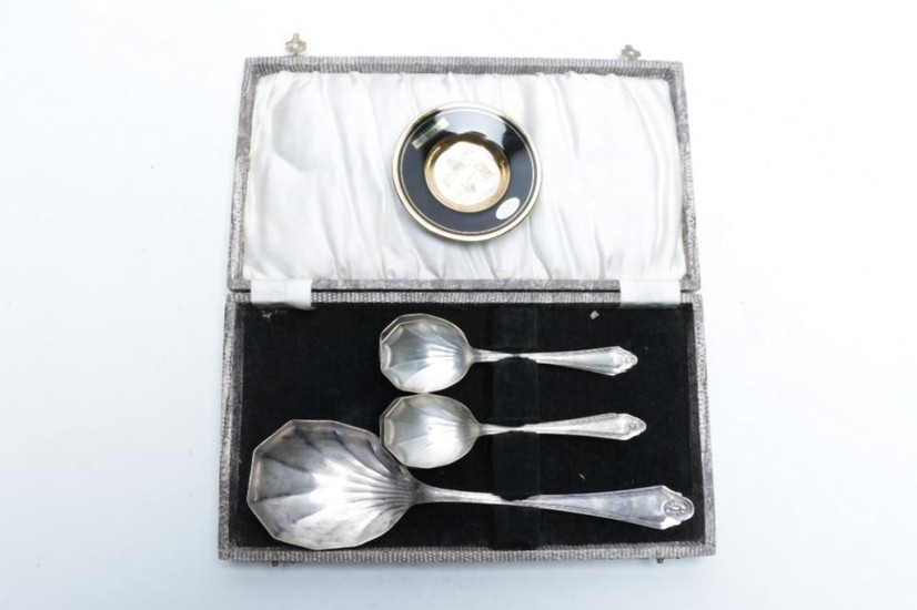 Silverplated dessert spoon service together with a chokin plate