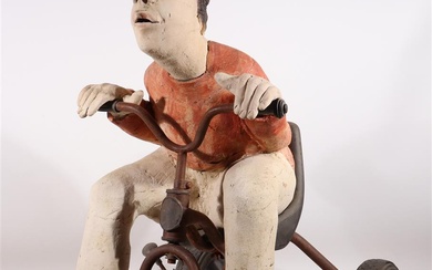 Sjer Jacobs (1963-), vervaardigd door, man op 3-wieler, keramiek sculptuur
