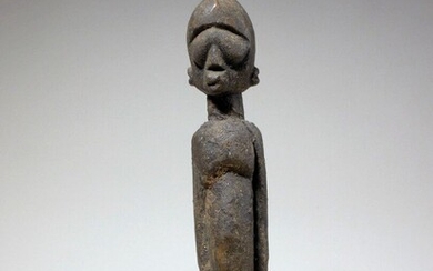 Statuette Lobi (Burkina faso) Intéressante statuette masculine aux proportions étonnantes, et d'une belle intériorité. Fente...