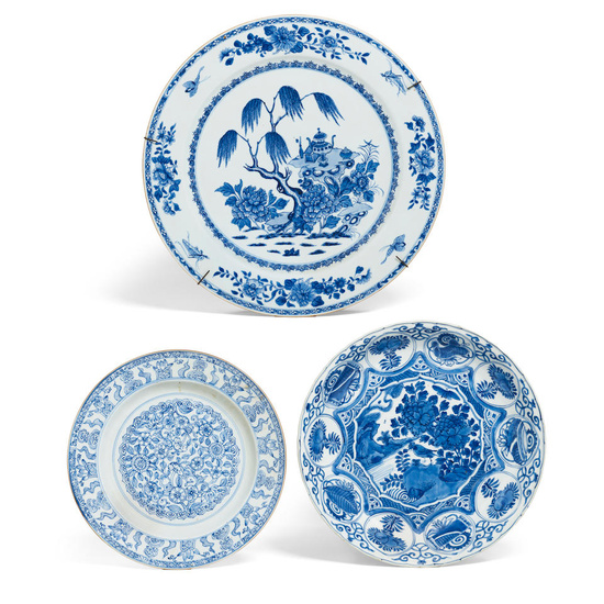 THREE CHINESE EXPORT PORCELAIN BLUE AND WHITE WARES Late Ming...
