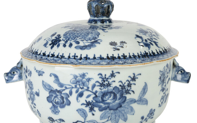 Terrine couverte en porcelaine, Chine, XVIIIe s., décor en bleu de fleurs, prise en forme de couronne, anses en forme de tête d'animal, di
