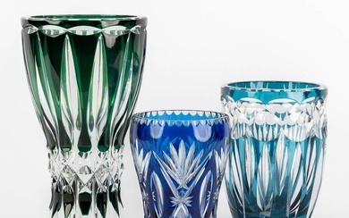 Trois vases en cristal taillé et coloré, le plus grand signé Val Saint Lambert. Dimensions...