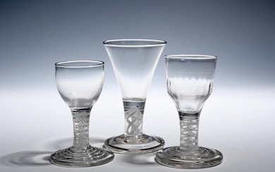 Trois verres de cuisson vers 1750-60, l'un avec un bol ogee moulé, l'autre avec un...